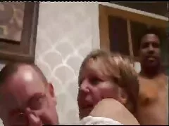 Procace, sexy bionda film completo porno lesbo accarezza la figa.