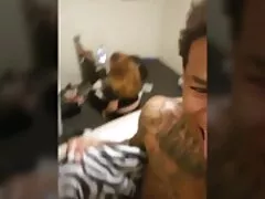 L'uomo grasso guarda il portatile mentre video hard gratis lesbo un massaggiatore scopa sua moglie e scuote il suo cazzo