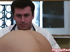 La lesbo gratis film bionda Valentina Paradis strofina il burro e scopa con il cliente.