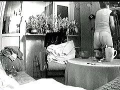 Bionda si masturba su video lesbo con trama un divano di velluto rosso