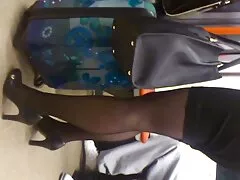 L'affascinante ragazza scopa video lesbo orge ardentemente con il suo fidanzato, che l'ha aggredita senza pietà in una crepa bagnata, costringendolo a gemere ad alta voce e urlare dal rumore. I ragazzi speravano davvero che il video non sarebbe caduto su Internet.