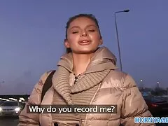 Bionda Yana video lesbo italiani gratis mostra il suo bel corpo.