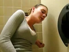 Una bellezza squisita con grandi dooch che attirano l'obejshennaya a prendere il sole nel loro patio vicino alla piscina fresca e, per rendere questo fine settimana un po ' più piacevole, assaporare i propri vibratori di diversi film porno lesbo gratis calibri