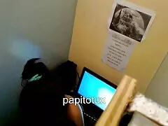 Il ragazzo scopa le amiche lesbiche al gandone, la troia succhia il suo cazzo, film completo porno lesbo si lecca la figa, scopa in pose diverse e cums su facce felici