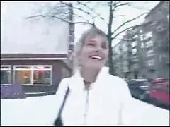 Bruna gioca con un video lesbo tettone dildo molto grande.