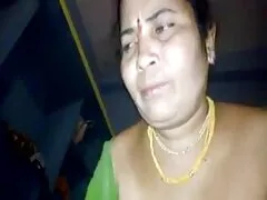La padrona arrivò nel suo appartamento segreto, dove, completamente sola, senza cibo o acqua, uno schiavo video gratis di lesbo era seduto incatenato al muro.