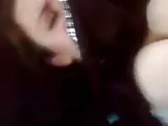 Coppia tedesca che cammina per film lesbo porno gratis la città accarezzandosi a vicenda.