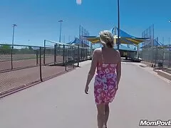 Giovane bruna prende un bagno di bolle e scopa un ragazzo sexy video lesbo porno italiano
